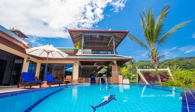 Luxury 4 bed villa, rooftop infinity pool w/Ocean Views in Tambon Karon
