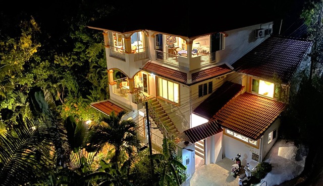 Luxury 4-bedroom VILLA, 10 minutes foot walk from the fine sands of Karon Beach in Tambon Karon