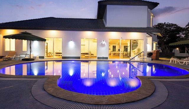 Luxury 4BR private 425sqm party pool villa in Pattaya