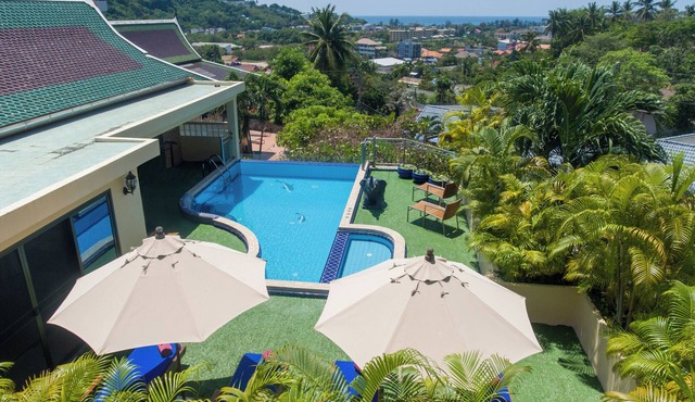 Luxury Four Bed Villa Jasmine, infinity pool, full staff , chef and breakfasts in Tambon Karon