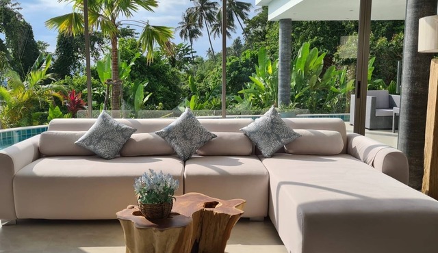Luxury great villa with sea and mountain views in Maret