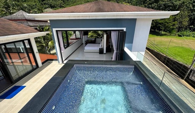 Luxury Hillside Villa With Stunning Views in Kathu