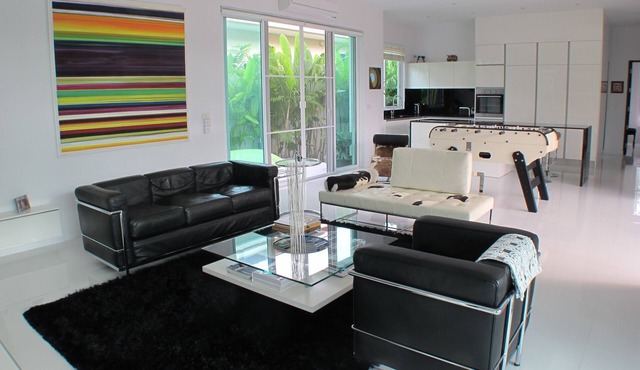 Luxury house in a quiet and charming area. 10 minutes drive to town and beaches in Tambon Hua Hin
