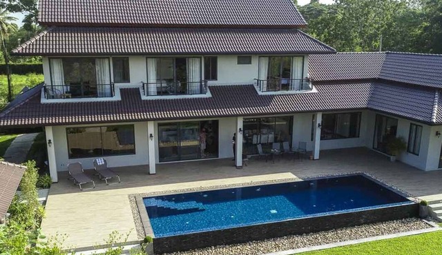 Luxury Lakefront Villa near the City in Green Community in Tambon San Phak Wan