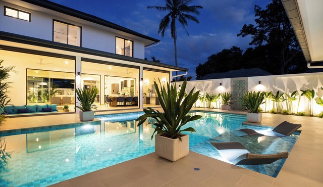 Luxury pool villa 4 bedrooms at Rawai beach, Rawai in Tambon Rawai