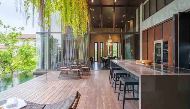 Luxury Pool Villa with Jacuzzi & Lift by Thonglor in Bangkok