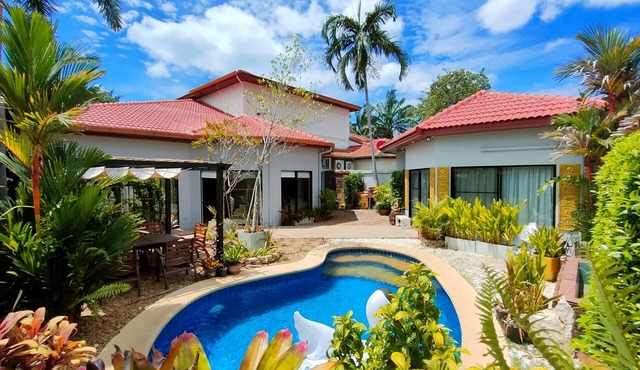 LUXURY VILLA WITH A VIEW OF TALAY, 400 M FROM THE BEACH - PATTAYA VACATION HOME in Muang Pattaya