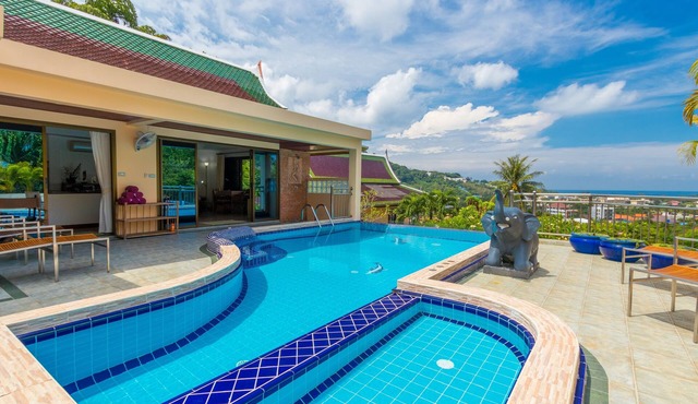 Luxury Villa with private chef, full staff, wonderful views in Tambon Karon