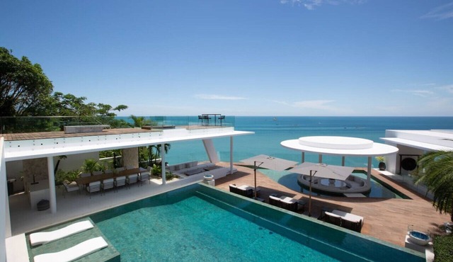 `Majestic Mansion` Luxurious 7br Coastal Gem in Bo Put