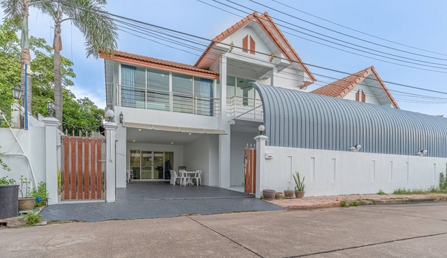 Mew pool villa 2 pattaya. 2km to beach and walking street. in Muang Pattaya