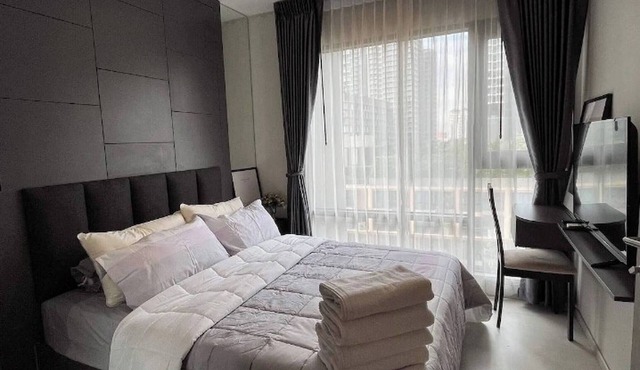 Modern Condo in Khlong Toei Balcony, Gym, & Fast WiFi in Khet Khlong Toei