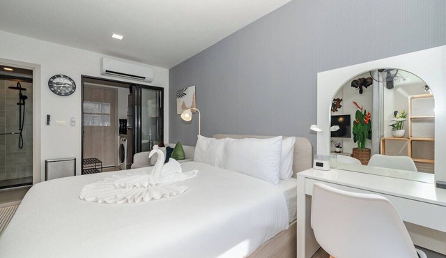 Modern Condo with Pool View D Condo Phuket C175 in ตำบล กะทู้