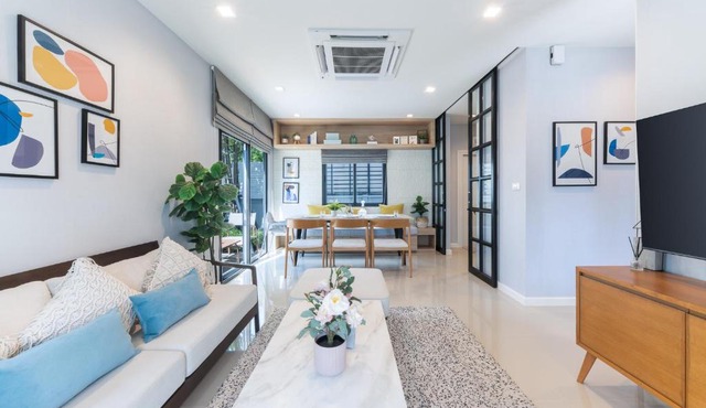 Modern Scandi 4BR Home Near BKK Airport in Ban Khlong Thewa