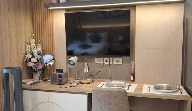 Modern Studio Pool View, King bed, BTS Punnawithi in Bangkok