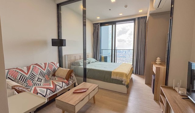 Near Fortune Town w/Pool, Gym, Patio + 5m Walk to MRT in Khet Huai Khwang