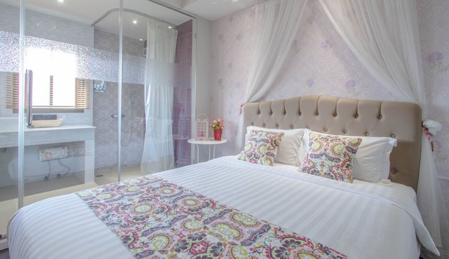 Near Wongwian Yai BTS,suitable for couples and families to stay in our hotel. in Krung Thep Maha Nakhon