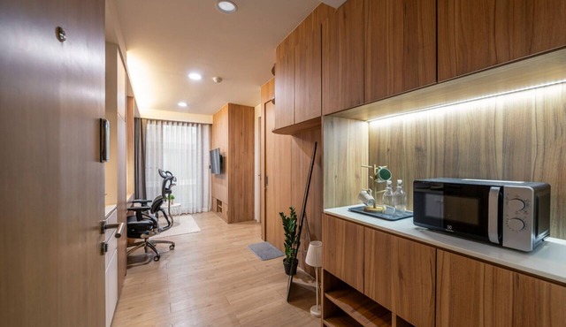 Newly renovated Work-Friendly Condo @ Heart of BKK 5mins to Train in Lumphini