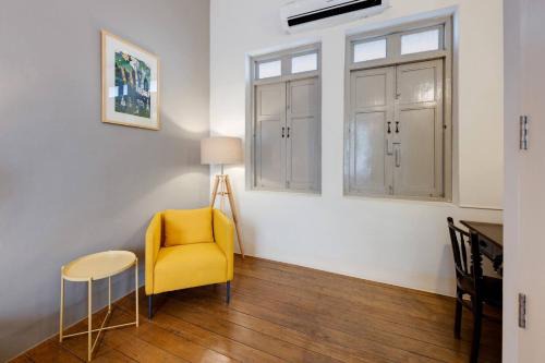 Non Inn The Post and Barber 3 Bedroom Riverside Shophouse with King and Twin Rooms in Bangkok