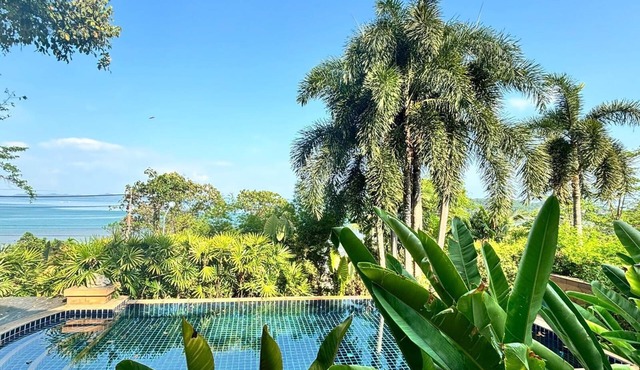 Ocean Front Villa with Stunning views and own private beach,relax, BBQ in Mueang