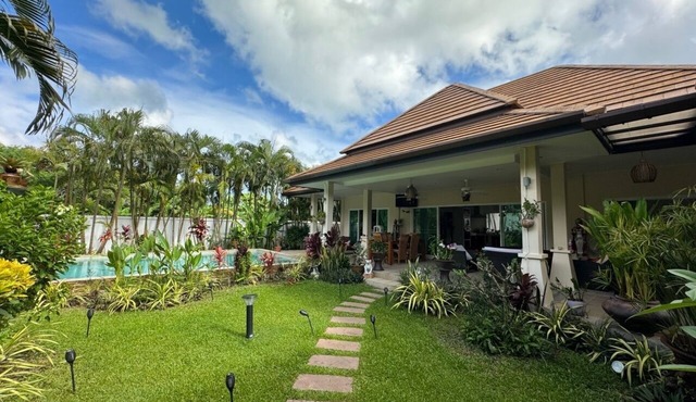 Pacotte 3BR private pool villa & garden in Tambon Rawai