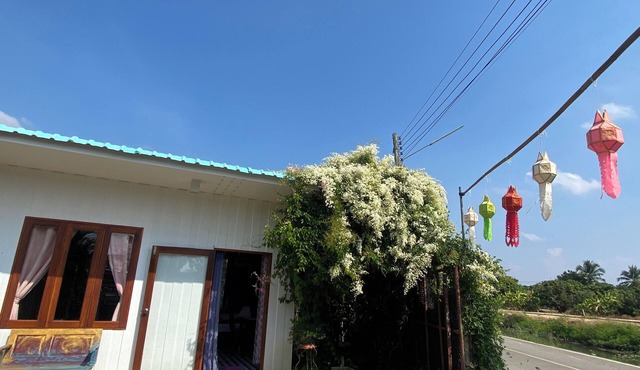Peaceful Beautiful Living 2-bedroom house in Saraphi with AC, Free WiFi in Saraphi