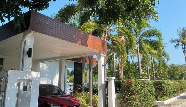 Private modern Pool villa 3 bed ensuite 10mins drive to Takiab beach & Bluport in Hua Hin
