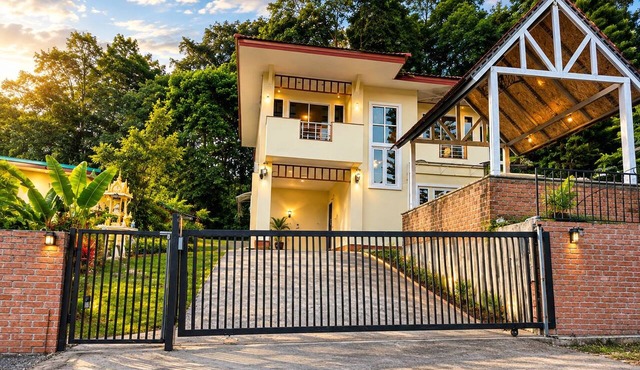 Private Pool Villa 4BR Fast Wifi Koh Chang in Tambon Ko Chang