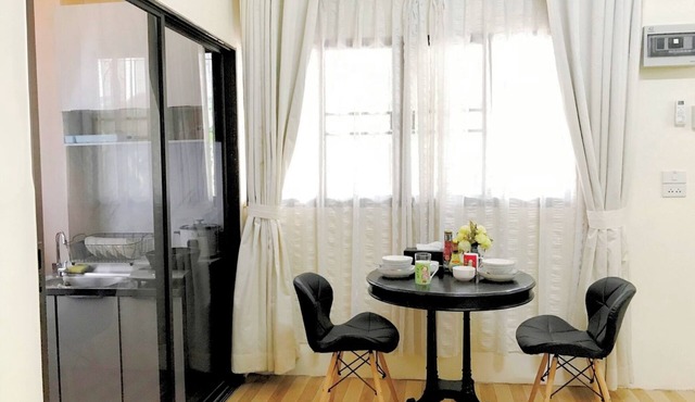 Private room Large bed, en-suite bathroom, Kitchen, parking, near night bazaar. in Chang Wat Chiang Mai