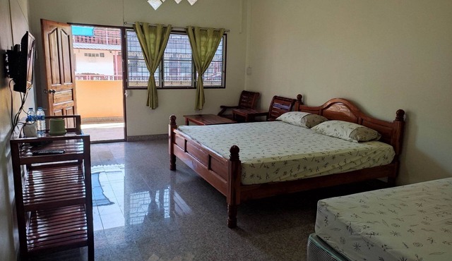 Pueng Luang Hotel in Damnoen Saduak