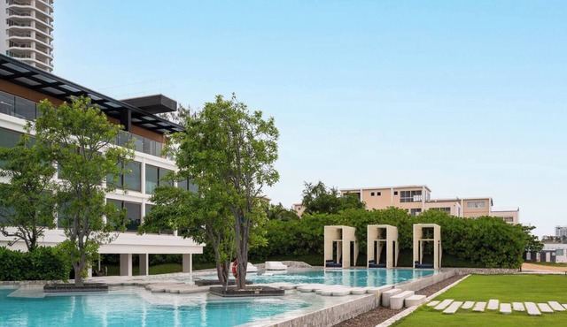Quiet Sea View Condo | Gym + King Bed | 1min to Private Beach