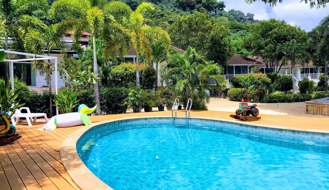 ⭐Sandy Bloom Villa 10BR Sleeps 20w/Pool &Breakfast in Tambon Patong