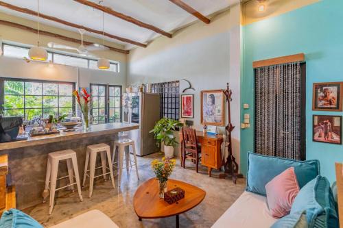 Sarai Room a Cozy Urban Hideaway with Green Balcony in Phnom Penh