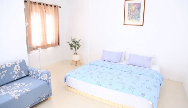 Sawasdee,Free Wifi,Large home, near Don Mueang Airport,Occupy the whole house. in Lamlukka