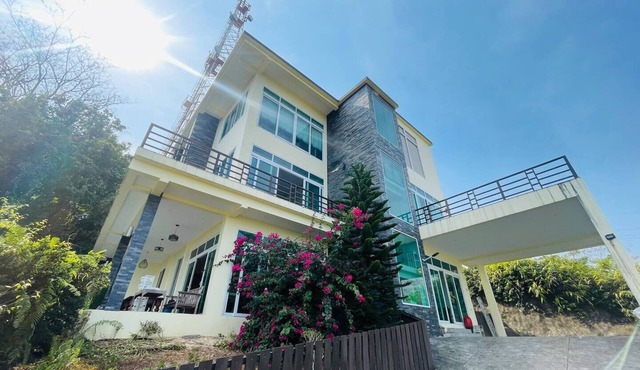 Sea View Luxury Mansion Pool & Jacuzzi in Koh Chang