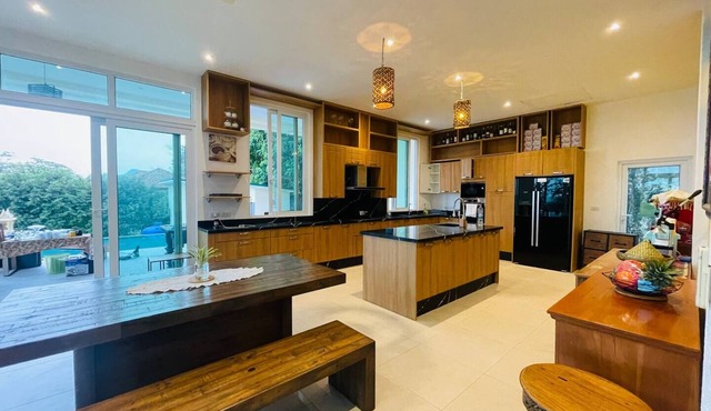 Sea View Luxury Mansion Pool & Jacuzzi in Koh Chang