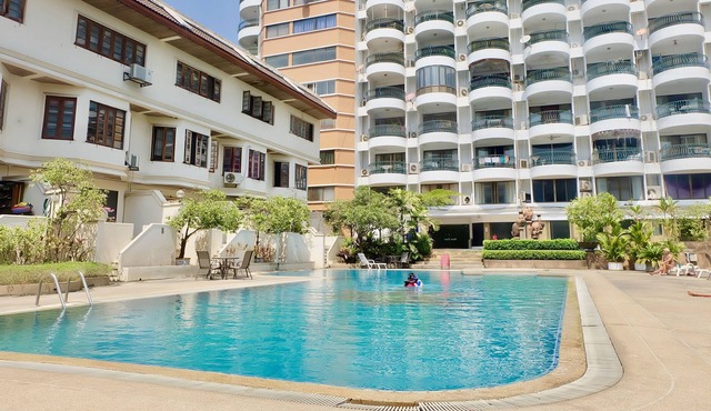 Spacious 2BR Condo w PoolWIFI @Hillside 4 Nimman in Chang Phueak