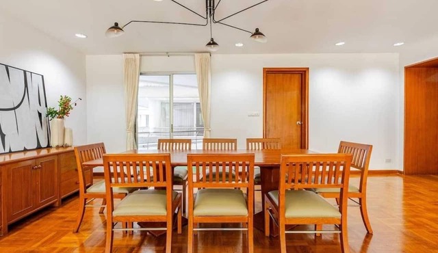 Spacious 4-bedroom Penthouse.8 min to BTS. Next to Emsphere. Elevator+Wheelchair in Watthana