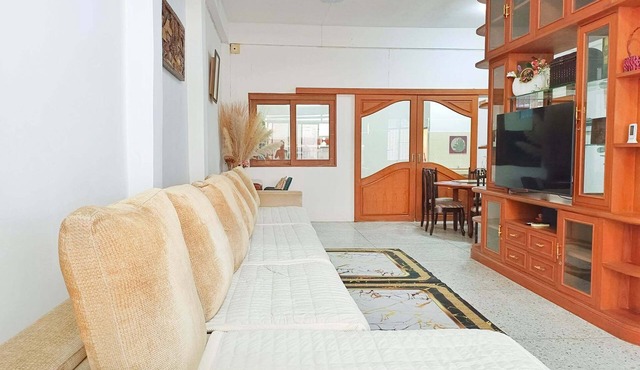Spacious 5-bedroom house for 16 people near BTS Onnut in Khet Phra Khanong