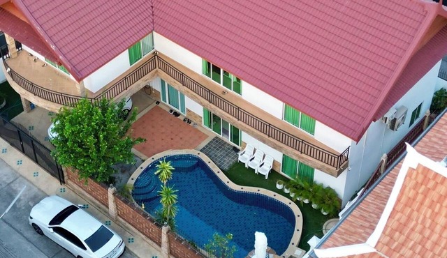 Spacious 5-bedroom house in terrific Muang Pattaya with AC and fitness room in Muang Pattaya
