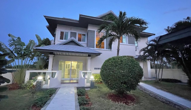 Spacious 5-bedroom beachfront in charming Kui Buri with AC, WiFi, pool. 3 villas in Kui Buri