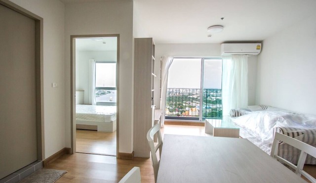 Spacious condo with panoramic river view. Peace and quiet, good for resting. in Bangkok