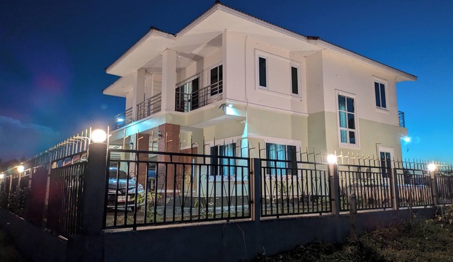 Spacious riverside off-grid 4-bedroom house with AC, Wifi in Satuk