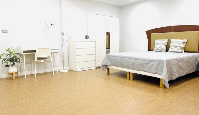 Spacious 4-bedroom townhome in beautiful Krung Thep Maha Nakhon with WiFi, AC in Krung Thep Maha Nakhon