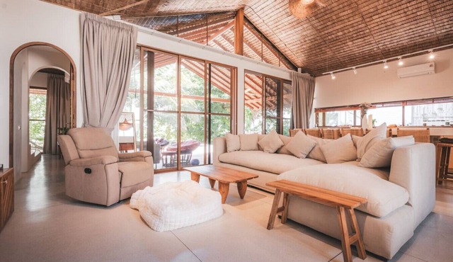 Stunning Beach Front Villa, Lonely Beach is your garden. in Tambon Ko Pha-ngan