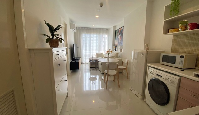 Stylish Condo w/Kingsize-Bett, Office-Setup & Pool @ MRT Rama9 in Bangkok