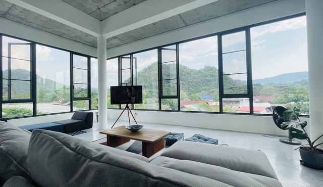 Stylish Family Suit Mountain View w/ Kitchen & Deck-7 min to Khaoyainationalpark in Pakchong