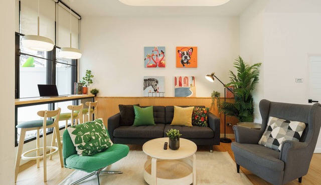 Stylish Modern 4BR Home, 7bed, 200m BTS PhraKhanong, 10min ThongLo in Krung Thep Maha Nakhon