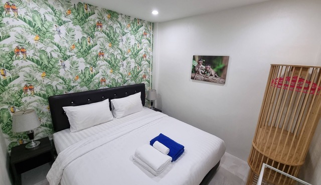 Suite, a/c King bed, fan Sofabed, Netflix, Kitchenette, 15 min walk to the Beach in Ao Nang