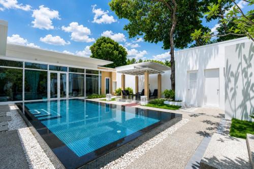 Sunshine Beach Villa Mai Khao in Phuket