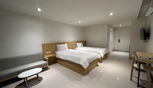 Super Highway Hotel in Tha Chang